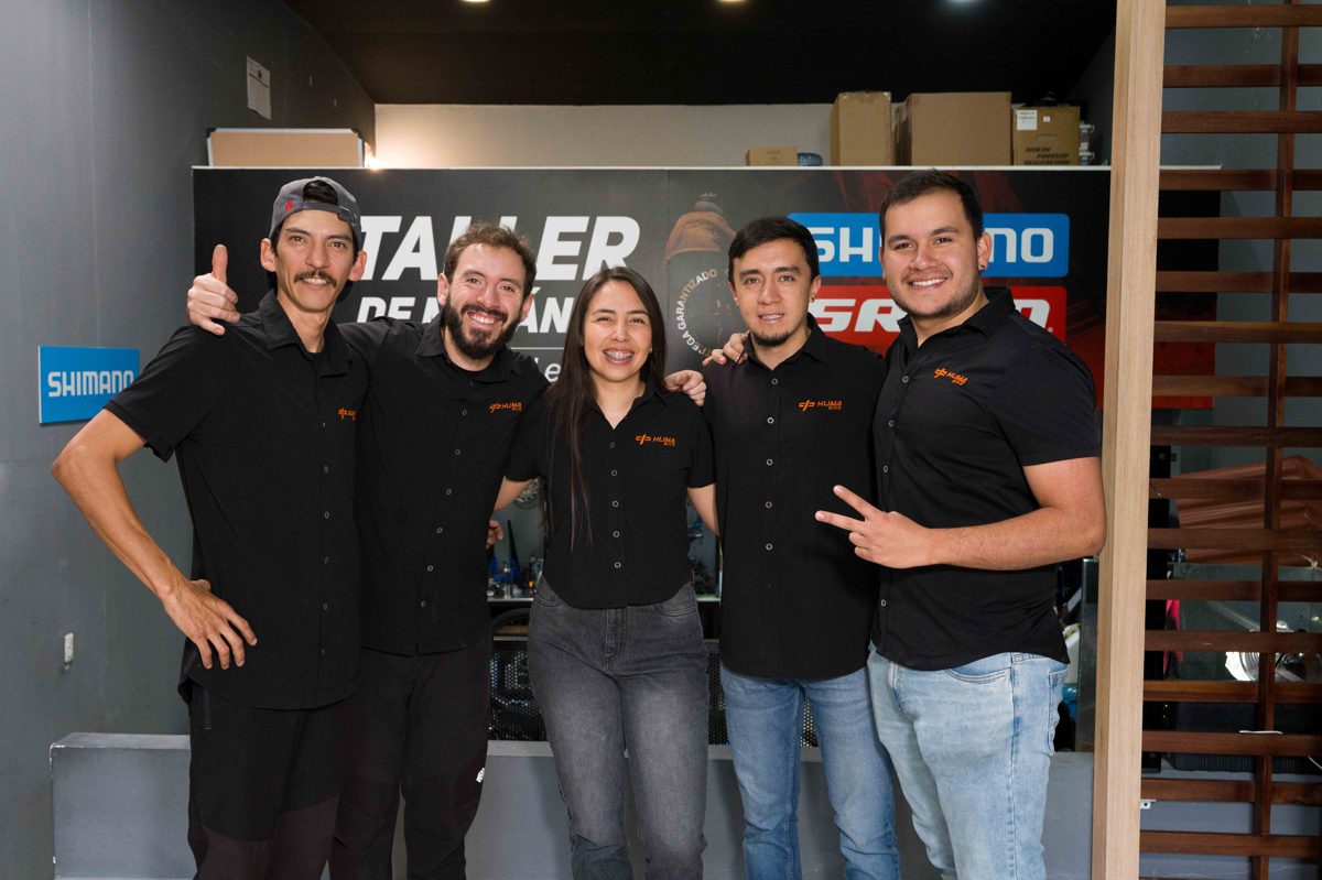 Equipo HUMA BIKE en la tienda